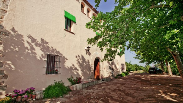 Una casa de payés ámplia y con patio delantero.  - Foto: e-naxian.com