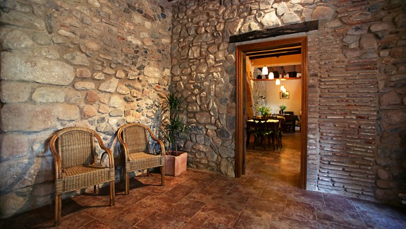En una Masía del Siglo XII, rehabilitada para la práctica del agroturismo. Entrada de la masía y comedor - Foto: e-naxian.com